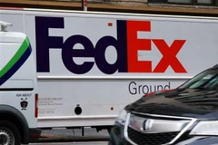 Phương tiện chuyển phát nhanh của FedEx tại New York, Mỹ. (Nguồn: THX/TTXVN)