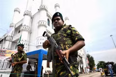 Binh sỹ Sri Lanka gác bên ngoài một nhà thờ Hồi giáo ở Colombo. (Ảnh: AFP/TTXVN)