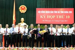 Các đại biểu tham dự kỳ họp chúc mừng ông Trần Tiến Hưng được làm bầu giữ chức Chủ tịch Ủy ban Nhân dân tỉnh Hà Tĩnh. (Ảnh: Công Tường/TTXVN)