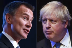 Cựu Ngoại trưởng Anh Boris Johnson (phải) và Ngoại trưởng đương nhiệm Jeremy Hunt (trái). (Ảnh: AFP/TTXVN)