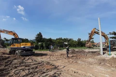 Lực lượng chức năng tiến hành cưỡng chế để trả lại hiện trạng ban đầu. (Ảnh: Huỳnh Ngọc Sơn/TTXVN)