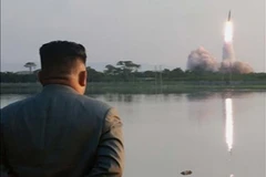 Nhà lãnh đạo Triều Tiên Kim Jong-un chỉ đạo vụ phóng vũ khí dẫn đường chiến thuật mới tại địa điểm gần thị trấn ven biển phía Đông Wonsan ngày 25/7. (Nguồn: YONHAP/TTXVN)