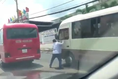 Hai xe khách lạng lách, đánh võng. (Nguồn: Vietnam+)