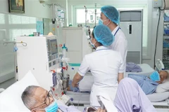Nhân viên y tế, kỹ thuật viên của Khoa Thận nhân tạo, Bệnh viện Thống Nhất Thành phố Hồ Chí Minh vận hành hệ thống lọc máu nhân tạo. (Ảnh: Đinh Hằng/TTXVN)