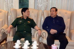 Đại tướng Ngô Xuân Lịch trò chuyện thân mật với Đại tướng Phùng Quang Thanh. (Nguồn: qdnd.vn)