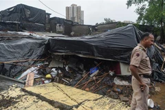 Hiện trường vụ sập tường tại khu dân cư nghèo ở ngoại ô phía Tây thành phố Mumbai, Ấn Độ. (Nguồn: Reuters/TTXVN)