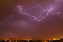 Đang ở trong nhà, bị sét đánh trúng người dẫn đến tử vong