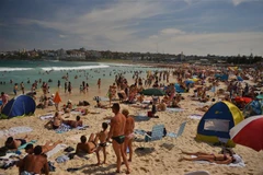 Người dân tránh nóng trên bãi biển ở Sydney, Australia. (Nguồn: AFP/TTXVN)