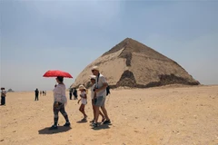 Du khách thăm quan kim tự tháp Bent ở Giza, Ai Cập. (Nguồn: THX/TTXVN)