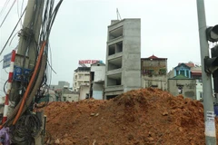 Nhà méo trên tuyến đường giao giữa Phạm Văn Đồng và Trần Cung (quận Cầu Giấy, Hà Nội). (Ảnh: Nhật Lệ/TTXVN phát)