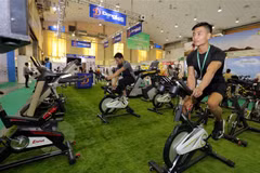 Gian triển lãm thiết bị phòng tập của Công ty Động Lực. (Ảnh: Trần Việt/TTXVN)