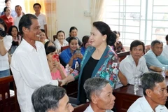 Chủ tịch Quốc hội Nguyễn Thị Kim Ngân với các cử tri. (Ảnh: Trọng Đức/TTXVN)