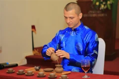 Nghệ nhân Andrei Ivanov giải nhất pha chế trà 2017 biểu diễn pha trà tại lễ khai mạc. (Ảnh: Hồ Cầu/TTXVN)