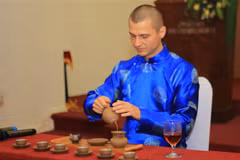 Nghệ nhân Andrei Ivanov giải nhất pha chế trà 2017 biểu diễn pha trà tại lễ khai mạc. (Ảnh: Hồ Cầu/TTXVN)