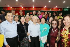 Tổng Bí thư, Chủ tịch nước Nguyễn Phú Trọng và Chủ tịch Ủy ban Trung ương Mặt trận Tổ quốc Việt Nam Trần Thanh Mẫn với cán bộ, nhân dân địa bàn dân cư số 6, phường Nguyễn Du. (Ảnh: Trí Dũng/TTXVN)