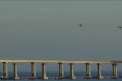 Máy bay Nga bay qua cầu Crimea trên Eo biển Kerch (nối giữa biển Azov và Biển Đen), nơi xảy ra vụ va chạm giữa tàu tuần dương Nga và tàu hải quân Ukraine ngày 25/11/2018. (Ảnh: AFP/ TTXVN)