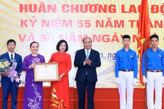 Thủ tướng Nguyễn Xuân Phúc trao tặng Huân chương Lao động hạng Nhì của Chủ tịch nước cho Trường THPT Đa Phúc. (Ảnh: Thống Nhất/TTXVN)
