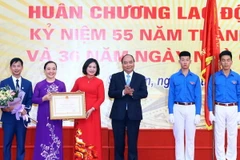 Thủ tướng Nguyễn Xuân Phúc trao tặng Huân chương Lao động hạng Nhì của Chủ tịch nước cho Trường THPT Đa Phúc. (Ảnh: Thống Nhất/TTXVN)