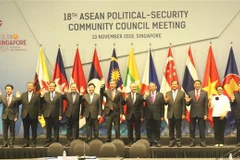 Trưởng đoàn các nước tại cuộc họp Hội đồng Chính trị-An ninh chuẩn bị cho ASEAN 33 chụp ảnh chung. (Ảnh: Xuân Vịnh/TTXVN)