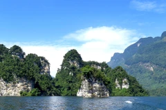 Ngỡ ngàng vẻ đẹp non nước của "Hạ Long giữa đại ngàn" Tây Bắc