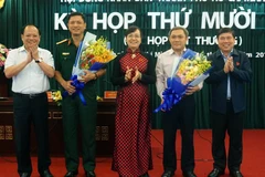 Ông Nguyễn Trường Thắng, Tư lệnh Bộ Tư lệnh Thành phố (thứ 2 từ trái qua) và ông Huỳnh Văn Hồng Ngọc, Trưởng Ban dân tộc Thành phố (thứ 4 từ trái qua) được bầu là Ủy viên UBND Thành phố. (Ảnh: Thu Hoài/TTXVN)