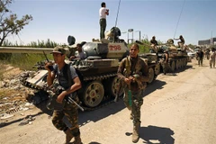 Lực lượng LNA do tướng Khalifa Haftar chỉ huy trong chiến dịch chống các phần tử thánh chiến tại Benghazi, Libya ngày 20/5/2017. (Ảnh: AFP/TTXVN)