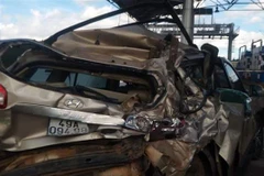 Hiện trạng xe 7 chỗ sau vụ tai nạn. (Ảnh: Đặng Tuấn/TTXVN)