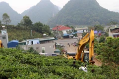 Cơ quan chức năng thành phố Lai Châu đã tiến hành cưỡng chế đối với phần đất trồng cây lâu năm của gia đình bà Phạm Thị Nguyệt theo đúng quy định của pháp luật. (Ảnh: Công Tuyên/TTXVN)