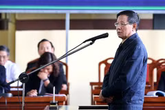 Bị cáo Phan Văn Vĩnh, nguyên Tổng cục trưởng Tổng cục cảnh sát trả lời trước tòa. (Ảnh: Trung Kiên/TTXVN)