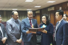 Bà Ngô Thị Thanh Hằng, Ủy viên Ban Chấp hành Trung ương Đảng, Phó Bí thư Thường trực Thành ủy Hà Nội, trao đổi với lãnh đạo Bộ Cổ vật Ai Cập. (Ảnh: Anh Tuấn/Vietnam+)