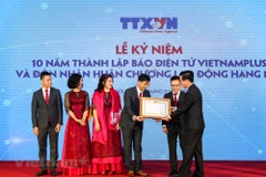 Ủy viên Bộ Chính trị, Bí thư trung ương Đảng, Trưởng Ban Tuyên giáo Trung ương Võ Văn Thưởng thay mặt Đảng, Nhà nước trao tặng Huân chương Lao động hạng Nhì cho lãnh đạo Báo Điện tử VietnamPlus. (Ảnh: PV/Vietnam+)