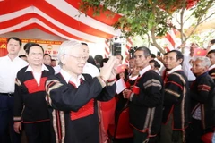 Tổng Bí thư, Chủ tịch nước Nguyễn Phú Trọng dự Ngày hội Đại đoàn kết toàn dân tộc các Buôn, thôn xã Dur Kmăl, huyện Krông Ana. (Ảnh: Trí Dũng/TTXVN)