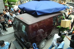 Cảnh sát khám xét Eximbank chi nhánh TP.HCM ngày 26/3. (Ảnh: Thành Chung/TTXVN)