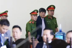 Bị cáo Nguyễn Thanh Hóa, nguyên Cục trưởng Cục Cảnh sát Phòng chống tội phạm sử dụng công nghệ cao được dẫn giải vào phòng chờ xét xử. (Ảnh: Trung Kiên/TTXVN)