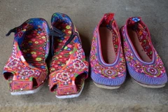 Giày thêu trong bộ trang phục của nam và nữ ở người dân tộc Xạ Phang. (Ảnh: Văn Dũng/TTXVN)