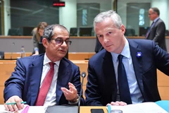 Bộ trưởng Tài chính Italy Giovanni Tria (trái) và Bộ trưởng Tài chính Pháp Bruno Le Maire tại cuộc họp Bộ trưởng Tài chính Eurogroup ở Brussels, Bỉ ngày 5/11/2018. (Ảnh: AFP/ TTXVN)