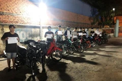 Nhóm thanh thiếu niên đua xe và cổ vũ đua xe trái phép bị bắt giữ. (Ảnh: Thanh Tân/TTXVN)