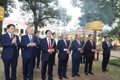 Thủ tướng Nguyễn Xuân Phúc và các đồng chí lãnh đạo Đảng, Nhà nước dâng hương tại Điện Kính Thiên, Hoàng thành Thăng Long. (Ảnh: Thống Nhất/TTXVN)