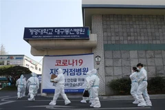 Nhân viên y tế Hàn Quốc tới điều trị cho bệnh nhân nhiễm COVID-19 tại thành phô tâm dịch Daegu, ngày 3/4/20202. (Ảnh: YONHAP/TTXVN)