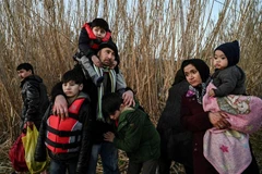 Trẻ em di cư theo cha mẹ tới đảo Lesbos, Hy Lạp, ngày 2/3/2020. (Ảnh: AFP/ TTXVN)