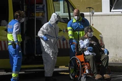 Nhân viên y tế chuyển bệnh nhân nhiễm COVID-19 tới bệnh viện ở Madrid, Tây Ban Nha ngày 2/4/2020. (Ảnh: AFP/TTXVN)