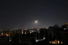 Hệ thống phòng không Syria đáp trả một vụ tấn công tại thủ đô Damascus ngày 6/2/2020. (Ảnh: THX/TTXVN)