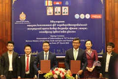 Metfone ký MOU cùng Bộ Giáo dục, Thanh niên và Thể thao Campuchia ngày 25/3 về giải pháp duy trì học tập của học sinh qua các kênh học trực tuyến trong thời kỳ dịch COVID-19. (Ảnh: TTXVN phát)