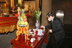 Đồng chí Nguyễn Thành Phong, Chủ tịch UBND Thành phố Hồ Chí Minh dâng hương tưởng niệm Quốc Tổ Hùng Vương. (Ảnh: TTXVN phát)