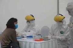 Lấy mẫu xét nghiệm tại điểm test nhanh. (Ảnh minh họa: Thanh Tùng/TTXVN)