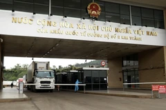 Xe chờ làm thủ tục xuất khẩu hàng hoá qua cửa khẩu quốc tế đường bộ số II Kim Thành. (Ảnh: Quốc Khánh/TTXVN)
