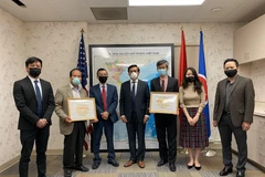 Tổng lãnh sự Nguyễn Trác Toàn và đại diện Tổng lãnh sự quán Việt Nam tại San Francisco, Hoa Kỳ tiếp nhận sự ủng hộ phòng, chống dịch COVID-19 của kiều bào. (Ảnh: Bùi Đại Thắng/TTXVN)