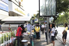 Thái Lan phát tiền cho dân nghèo trong đại dịch COVID-19