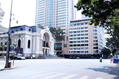 Con đường trước cửa Nhà hát Thành phố Hồ Chí Minh tại trung tâm quận 1 vắng bóng người qua lại vào lúc 10h sáng 1/4. (Ảnh: Xuân Khu/TTXVN)