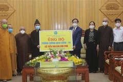 Giáo hội Phật giáo Việt Nam tỉnh Hà Nam ủng hộ 500 triệu đồng cho công tác phòng, chống dịch bệnh COVID-19. (Ảnh: Nguyễn Chinh/TTXVN)